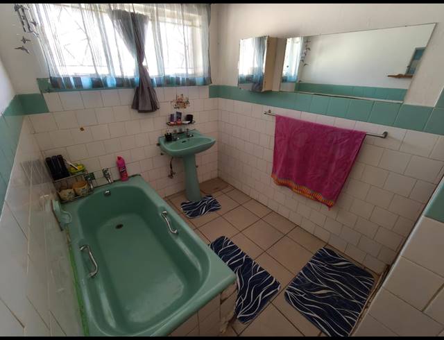 4 BEDROOM HOUSE FOR SALE IN OOS EINDE